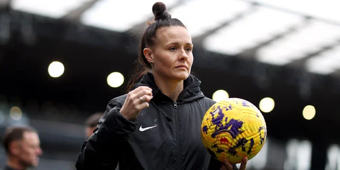 Rebecca Welch Pensiun Sebagai Wasit