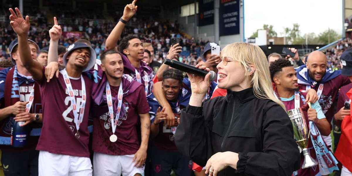Burnley Rayakan Promosi dengan Bernyanyi Bersama Natasha Bedingfield