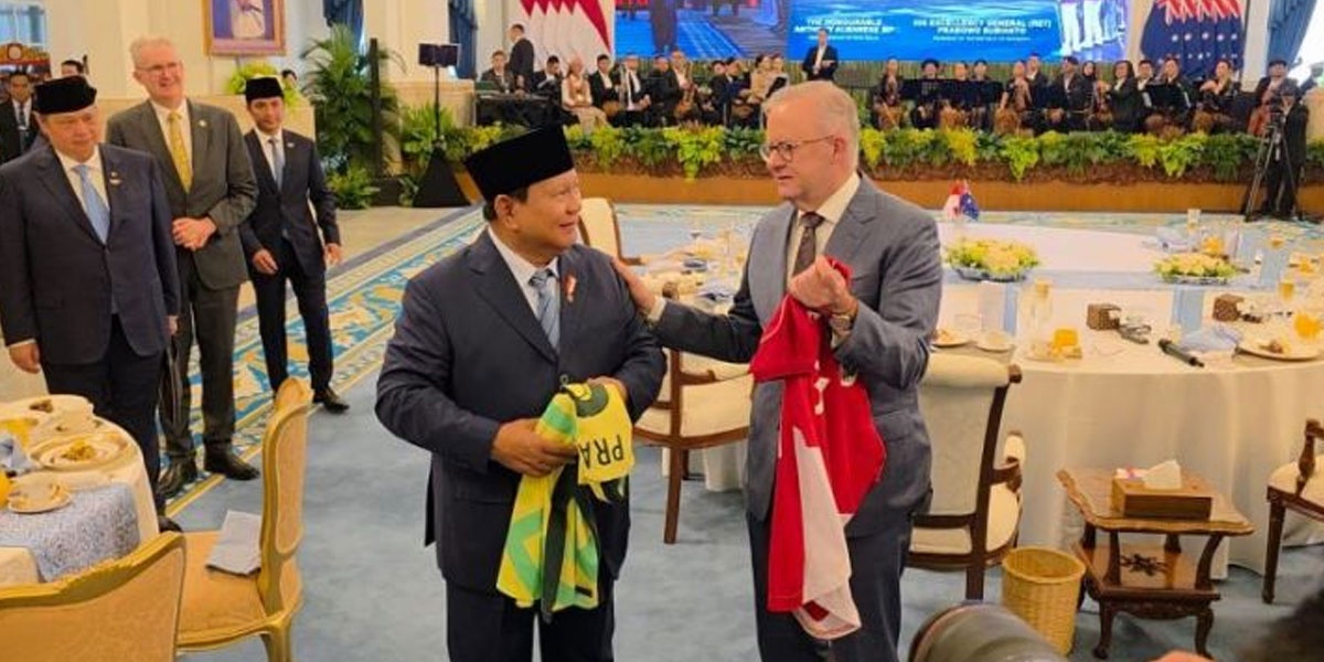 Lupakan Rivalitas Timnas, Presiden Prabowo dan PM Albanese Tukar Jersey