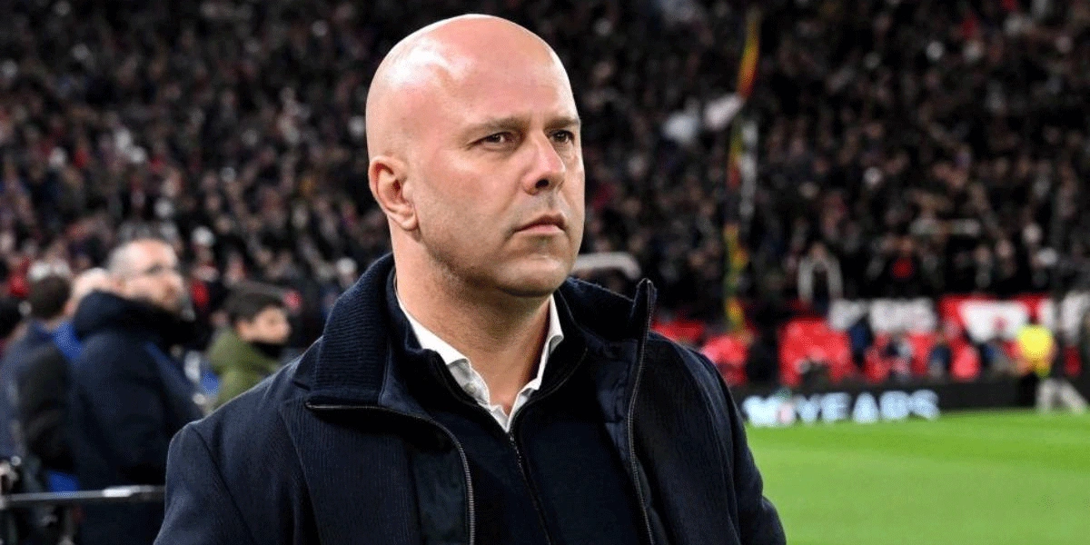 Dia Ingin Dikenang Carragher Bela Arne Slot dari Kritik Trofi